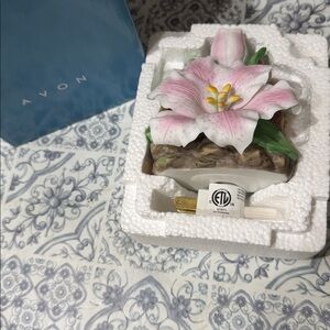 🔹NEW.. Avon Porcelain Lily Nightlight…